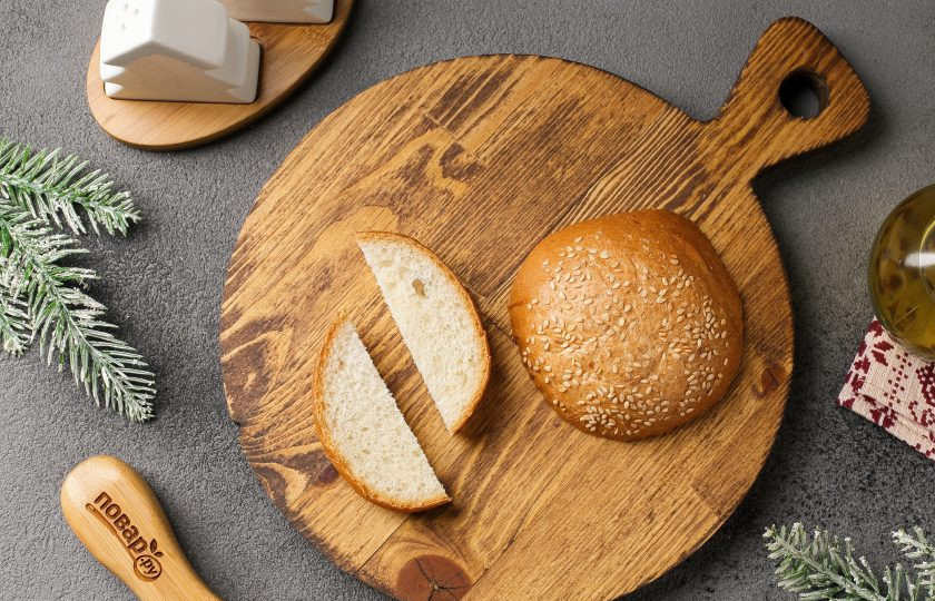 1. Этап. Сырный крем-суп с грибами в хлебе Веселый Кролик: Булочку для гамбургеров разрежьте пополам. Из нижней части вырежьте ушки для кролика.