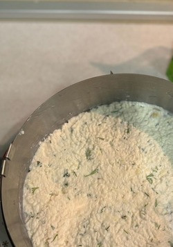 1. Этап. Салат Сказочный: Четвертый слой - сыр, натертый на мелкой терке, смешать с йогуртом, аккуратно выложить завершающим слоем