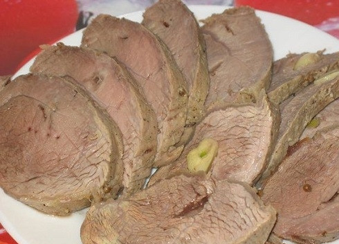 1. Этап. Телятина в духовке: 3. Ставим мясо в разогретый до 250 градусов духовой шкаф на 15 минут. После этого убавляем температуру до 190-200 градусов и выпекаем еще 30 минут. Достаем готовое мясо и оставляем в таком виде (не разворачивая фольгу) еще на 30 минут. Мясо разрезаем на кусочки и подаем горячим или холодным.