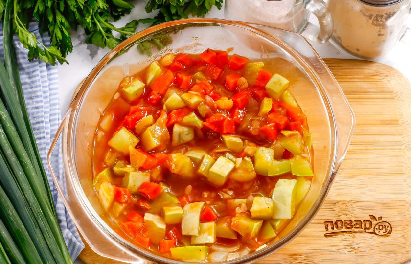 1. Этап. Кабачковая икра в микроволновке: Овощи должны стать мягкими, пропариться, пропитаться томатным вкусом и ароматом.