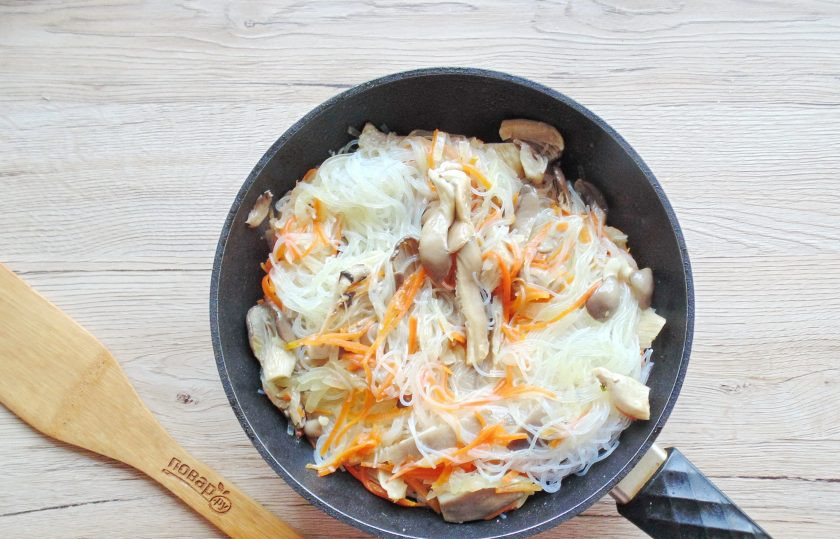 1. Этап. Фунчоза с древесными грибами: Перемешайте все ингредиенты. Фунчоза с древесными грибами готова.