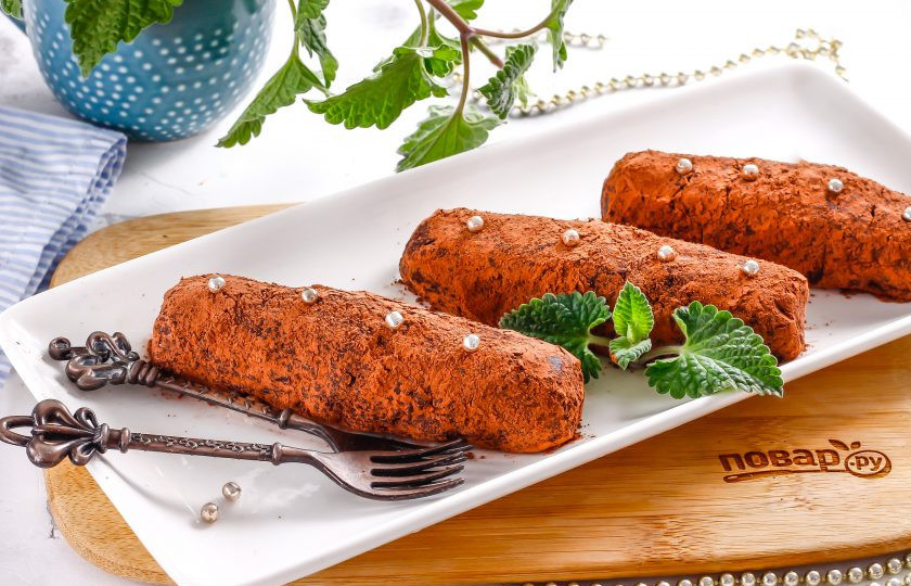 1. Этап. Постное пирожное Картошка: Выложите пирожные на тарелку и украсьте по своему вкусу. Охладите в течение 20 минут и подавайте на десерт.