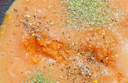 1. Этап. Голубцы с пекинской капустой: Томатную пасту развести водой, добавить все специи по вашему вкусу. Я пробила в блендере очищенные помидоры, добавила соль, душистый перец, сухие травы, хлопья переца Чили, vegeta, Сахар -все по вкусу, прогреть на сковороде 5-7 минут, забулькает, отставить