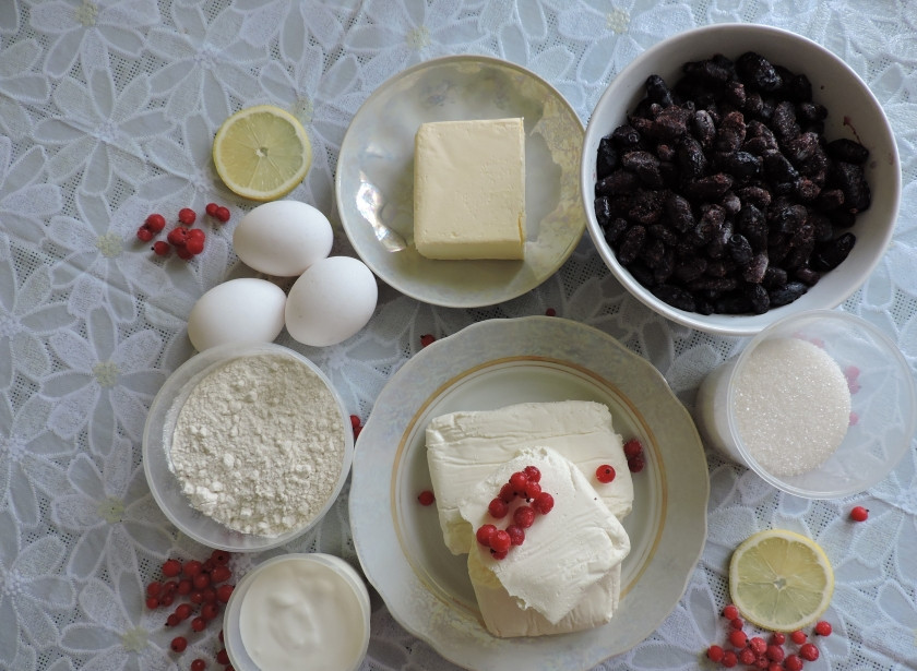 1. Этап. Пирог с творогом и смородиной: Просейте муку. Промойте и высушите ягоды. Подготовьте остальные ингредиенты.