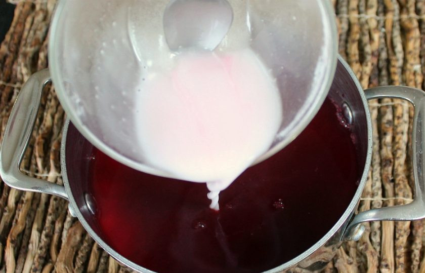 1. Этап. Кисель из замороженных ягод: Выливаем в компот смесь из крахмала и сахара, перемешиваем.