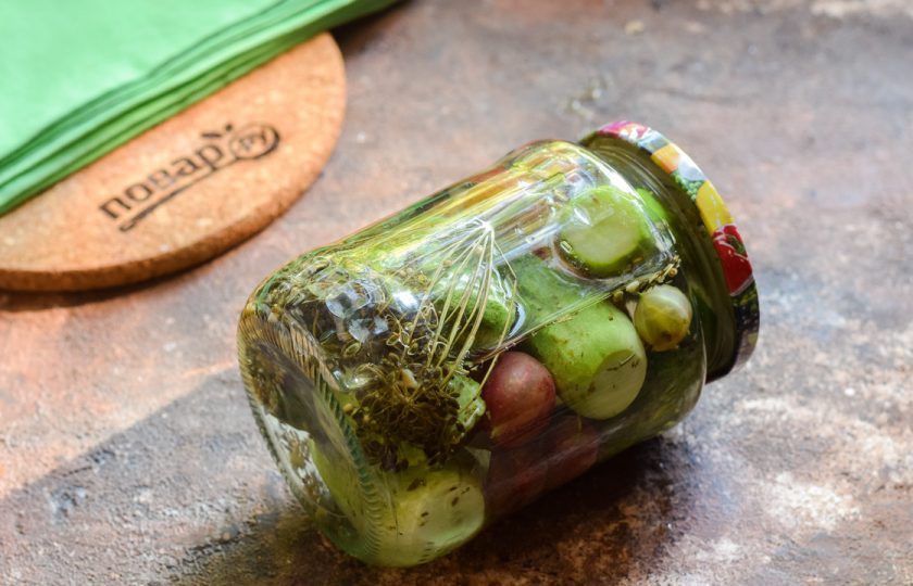 1. Этап. Огурцы с крыжовником на зиму: Верните маринад в банку, сразу же герметично закатайте и поставьте дном вверх, укройте и оставьте на сутки в покое. Храните заготовку в кладовке.