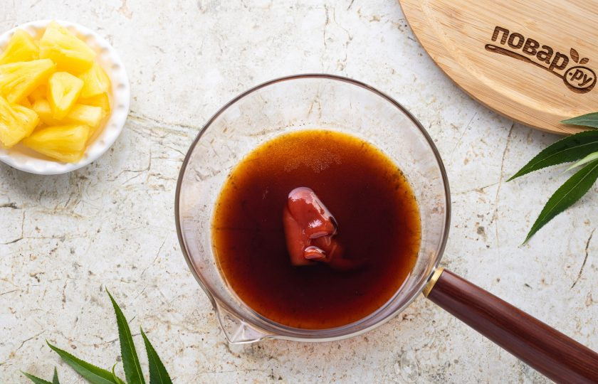 1. Этап. Кисло-сладкий соус с ананасами китайский: Смешайте в сотейнике кетчуп, соевый соус, половину ананасового сиропа, рисовый уксус и сахар. На медленном огне доведите до кипения и прогрейте, пока сахар не растворится.