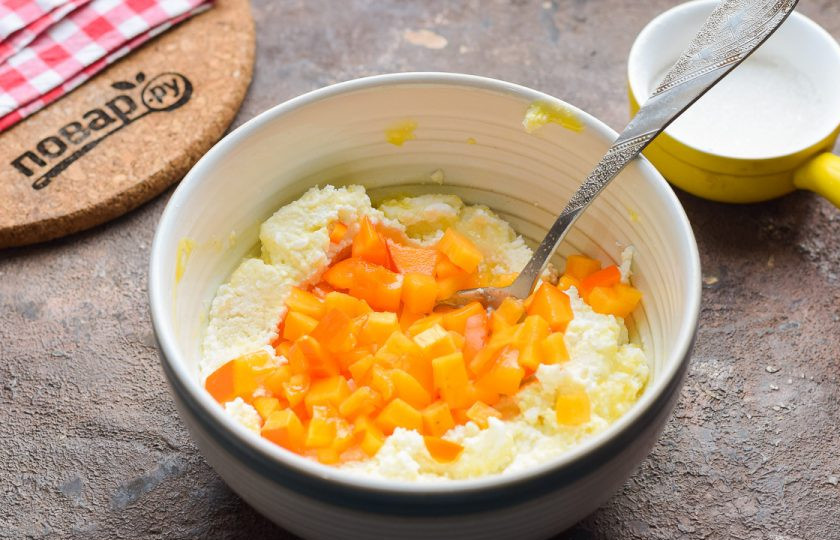 1. Этап. Сырники с хурмой: Хурму сполосните и просушите, нарежьте мелкими кубиками. Добавьте хурму в миску с творогом.