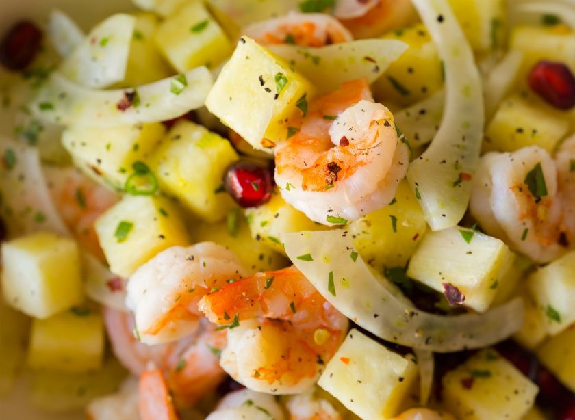 1. Этап. Салат Креветки с ананасом: 2. В миску выкладываю ананас, целые креветки, зеленый лук, фенхель, зерна граната, очень мелко нарезаю мяту и добавляю в миску. Поливаю соком лайма, солю и перчу. Хорошенько перемешиваю.