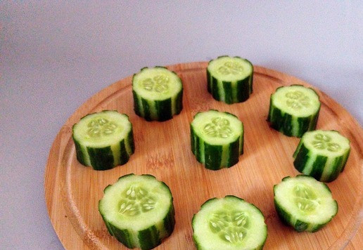 1. Этап. Огурцы с грибной начинкой: Огурцы нарезать кружочками.