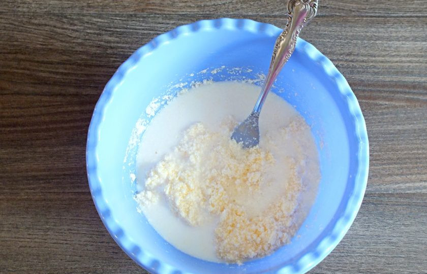 1. Этап. Творожный кекс с малиной: Влейте молоко, перемешайте вилкой.