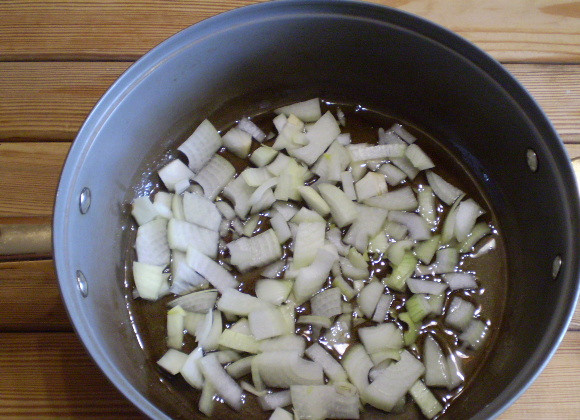 1. Этап. Печень в сметане: 2. Нарежьте кубиками очищенный лук и обжарьте до мягкости на растительном масле.