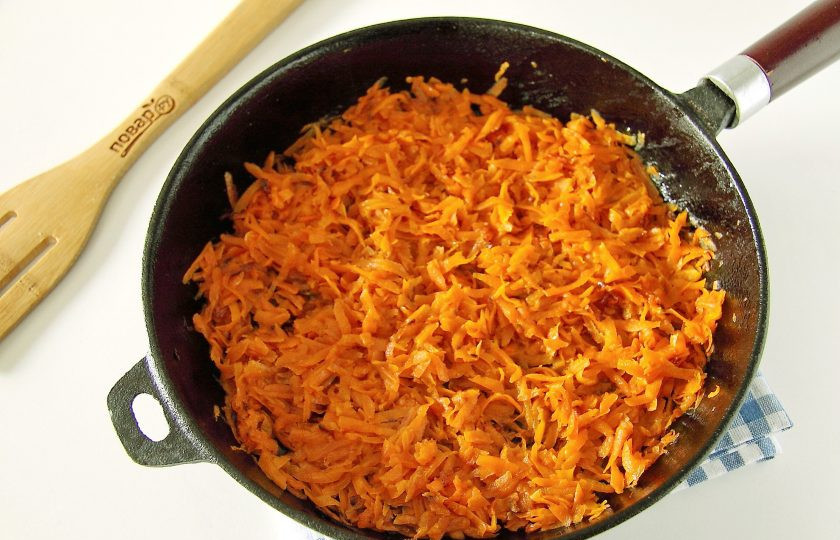 1. Этап. Пирог с морковью и яйцом: Обжарьте на растительном или сливочном масле до мягкости.