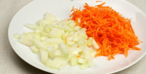 1. Этап. Куриный суп с гречкой: Морковь натрите на терке, лук мелко порежьте.