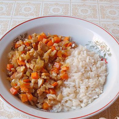 1. Этап. Фаршированные шампиньоны в фольге: 3. В сковороде на подогретом подсолнечном масле до прозрачности спассируем лук. Добавляем грибы и морковь, тушим, периодически помешиваем минут пятнадцать. До полуготовности, параллельно, отвариваем рис.