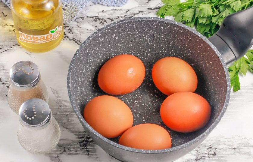 1. Этап. Пастеризованные яйца: Яйца промойте в воде, протирая их губкой. Выложите в ковш или в кастрюлю.