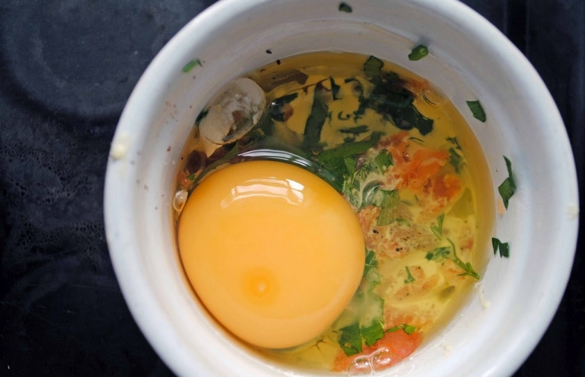 1. Этап. Омлет с семгой в духовке: Вбейте туда яйцо. Но не размешивайте, оставьте как для глазуньи. Посыпьте ещё петрушкой и поставьте в разогретую на 180 градусов духовку на 15 минут.