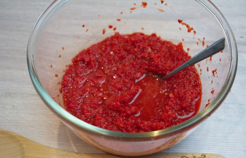 1. Этап. Аджика из болгарского перца без помидоров: Добавьте в полученную перечную массу выдавленный через пресс чеснок. Положите уксус, соль, сахар, специи (кориандр, черный молотый перец) по вкусу.