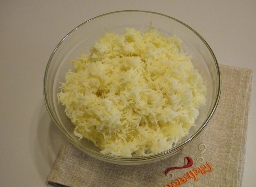 1. Этап. Суп с картофельными шариками: Теплый картофель очистите от кожуры и натрите на самой мелкой терочке.
