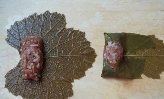 1. Этап. Долма по-грузински: В каждый виноградный лист заворачиваем небольшое количество начинки так, как показано на фото.