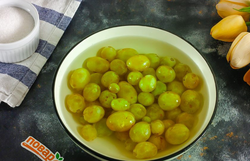 1. Этап. Варенье из незрелого винограда: Оборвите ягоды с кистей и промойте их в воде несколько раз, удаляя пыль.