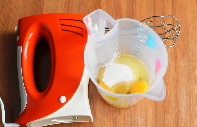 1. Этап. Капкейки с гранатом: Взбейте яйца с сахаром до образования густой пышной массы.