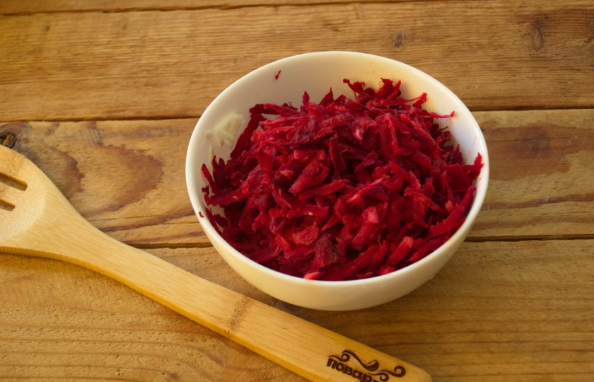 1. Этап. Борщ куриный: Натрите на терку свеклу.