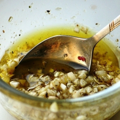 1. Этап. Курица по-провански: Делаем маринад для курицы. Смешиваем 2 мелко порубленных зубчика чеснока, оливковое масло, немного соли и вторую половину прованских трав.