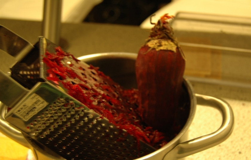 1. Этап. Свекольная запеканка с макаронами: Отварив макароны, даем им остыть. В это время натираем отварную свеклу на крупной терке.