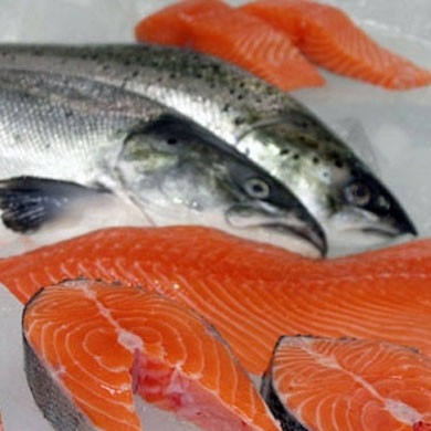 1. Этап. Уха из кеты: Рыбу вымыть, почистить от чешуи, выпотрошить, нарезать порционно. Сложить рыбу в кастрюлю, залить водой, поставить на огонь.