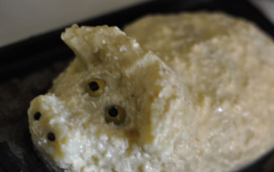 1. Этап. Пирог с капустой и картошкой: 4. В небольшой мисочке взбейте яйцо со щепоткой соли. Добавьте туда же тертый сыр и сметану. Тщательно перемешайте все до однородности. Полученной заливкой тщательно смажьте поросенка со всех сторон. Теперь форму можно отправить в разогретую заранее духовку и запекать до румяной корочки при температуре 200 градусов.