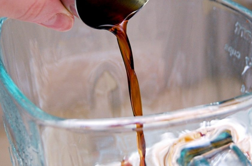 1. Этап. Молочный коктейль с алкоголем: 1. В блендер влейте молоко, ликёр и водку.