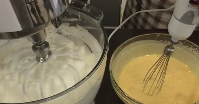 1. Этап. Простой торт со сметаной: 2. Когда белок превратился в густую пену, добавьте 5 ст. ложек сахара, взбивайте миксером до его растворения. Когда желтки посветлели и увеличились в объеме, добавьте 5 ст. ложек сахара и взбивайте пару минут.