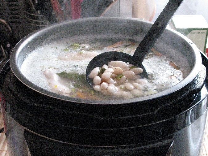 1. Этап. Фасолевый суп в скороварке: 5. Добавляем в скороварку. Солим, перчим. Варим суп до готовности фасоли. Если в скороварке регулируется давление пара, поставьте на максимальное. После того, как соберется пар, варим около 30 минут.