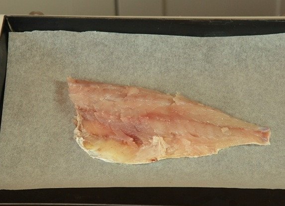 1. Этап. Филе рыбы с картошкой: Филе белой рыбы промойте и положите на противень, застланный пергаментом.