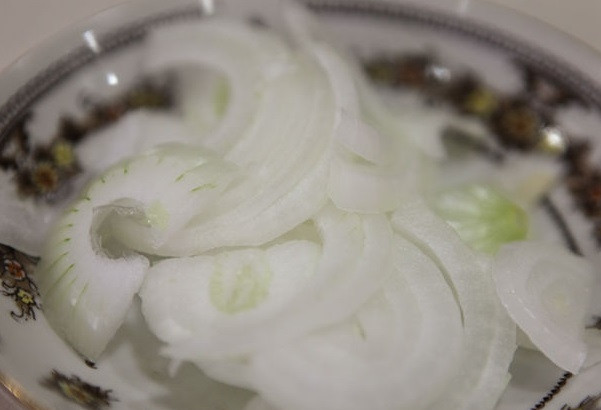 1. Этап. Жареная говядина с овощами: 4. Пока мясо маринуется, приготовьте овощи. Лук почистите и нарежьте полукольцами.