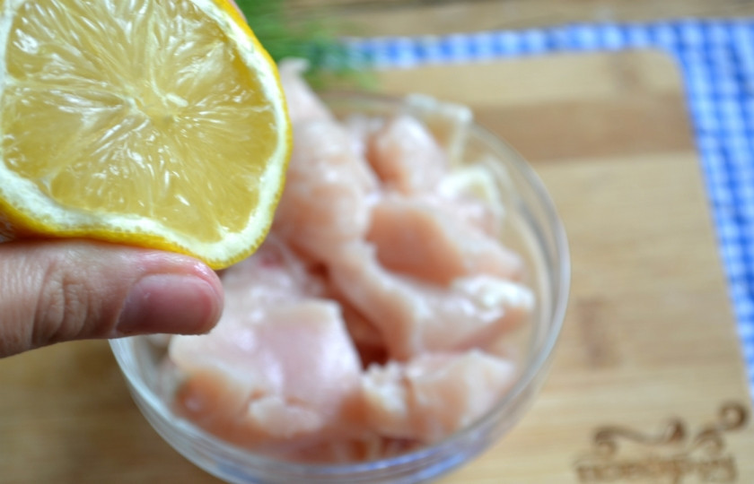 1. Этап. Куриная грудка в соусе на сковороде: Полейте куриную грудку лимонным соком, добавьте соль, оставьте её так на 10 минут. Затем выложите на сковороду с разогретым растительным маслом и обжарьте до золотистой корочки.