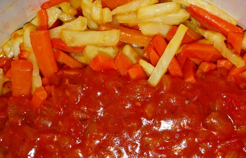 1. Этап. Флячки по-польски: Добавляем овощи, которые остались, сельдерей, например.