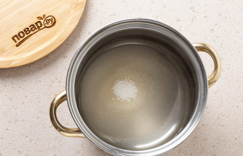 1. Этап. Варенье из яблок с лимоном: В кастрюле вскипятите воду, добавьте сахар и дождитесь, когда он полностью растворится.