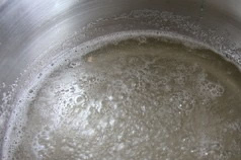 1. Этап. Варенье из персиков в сиропе: Из сахара и воды сварите сироп. Когда сахар полностью растворится, снимите его с плиты, чуть охладите и добавьте лимонный сок.