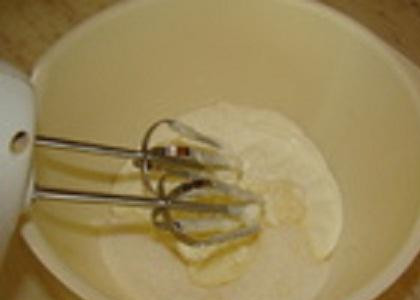 1. Этап. Птичье молоко под вишневым желе: 2. В миксере взбить сметану, сахар и ванильный сахар. Влить тонкой струйкой желатин, постоянно помешивая. Приготовить креманки или порционные чашки. Разлить в них сметанный крем и поставить в холодильник. Крем должен застыть. Растворить вторую часть желатина. Вишневый сироп при желании можно смешать с холодной водой, если вы не хотите очень сладкое желе. Смешать сироп с желатином. Достать посуду со сметанным соусом из холодильника и залить в креманки вишневое желе. Опять поставить в холодильник, чтобы желе застыло. Можно украсить желе ягодами или кусочками фруктов.