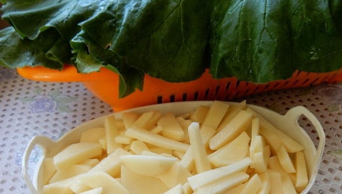 1. Этап. Суп из ревеня: Нарезаем картошку ломтиками.