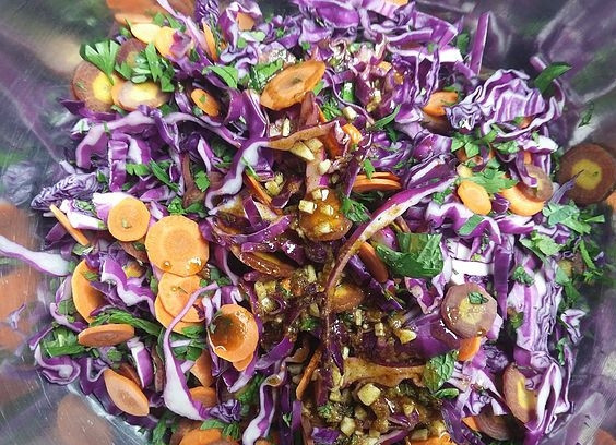 1. Этап. Салат из свежей капусты с уксусом: 3. Вливаю приготовленную ранее заправку и перемешиваю, по вкусу солю (если нужно).