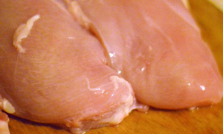 1. Этап. Карпаччо из курицы: Куриное филе тщательно промываем и высушиваем при помощи бумажных салфеток.