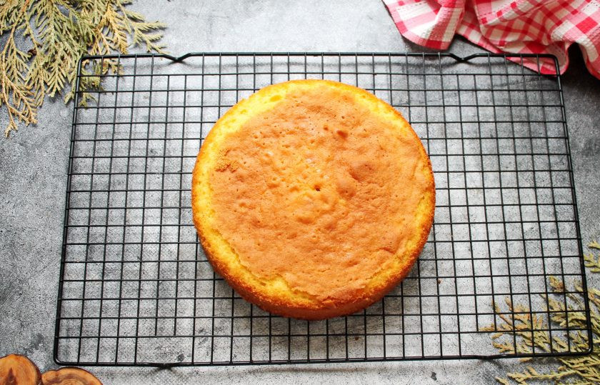 1. Этап. Бисквит королевы Виктории: Форму с бисквитом поставьте в горячую духовку и выпекайте в течение 40 минут при температуре 180 градусов. Готовый бисквит достаньте, дайте постоять ему 5 минут и извлеките бисквит из формы. Полностью остудите бисквит на решетке.