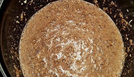 1. Этап. Шоколадно-апельсиновый кекс: 3. Выложите сок и цедру в мисочку, продолжая взбивать. Добавьте шоколад.