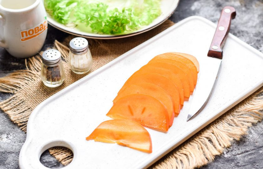 1. Этап. Салат с хурмой и свеклой: Хурму ополосните и нарежьте небольшими пластинами.