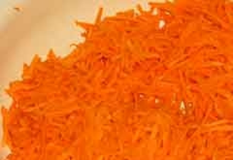 1. Этап. Салат с фасолью и морковью: Чистим морковь, моем и натираем на терке среднего размера. Добавляем специи, солим, поливаем уксусом и хорошо перемешиваем.