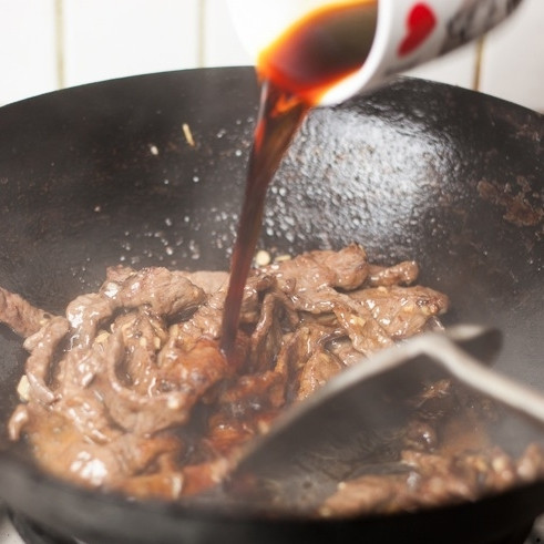 1. Этап. Говядина с брокколи: Вы заметите, что масла в воке стало больше, чем вы наливали в последний раз. Дело в том, что говядина начнет отдавать масло, которое она впитала в самом начале приготовления (помните, мы ведь добавляли масло в говядину). Итак, через минуту после чеснока с имбирем ваша кухня наполнится характерными запахами этих двух ингредиентов. Как только это случилось - слейте из вока излишки масла, а вместо него влейте соевый соус и рисовое вино. Перемешайте и продолжайте жарить.