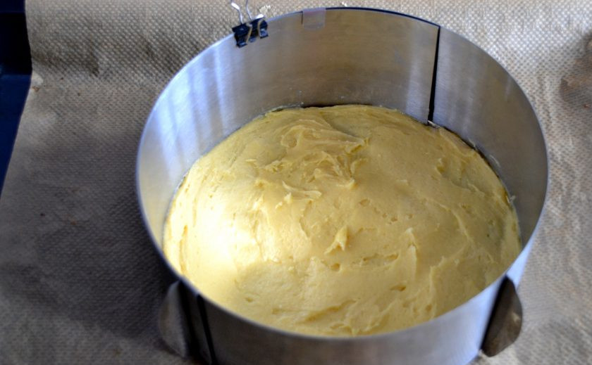 1. Этап. Кофейный торт-суфле: Готовое тесто выложите на пергамент или в форму диаметром 21-22 см. Выпекайте при температуре 200 градусов 10 минут.